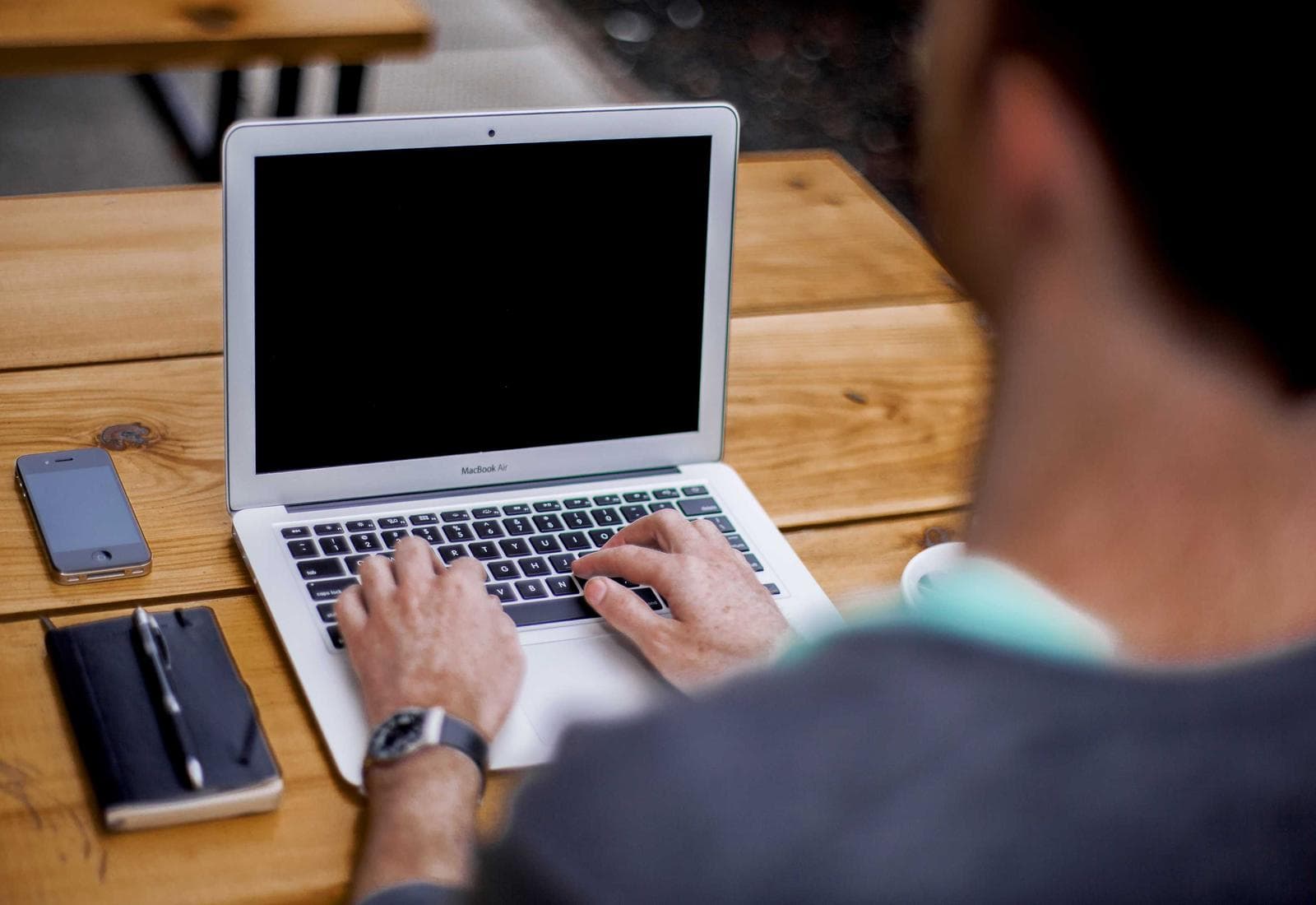 Plan rapproché monochrome d'une pièce de joaillerie en cours d'assemblage