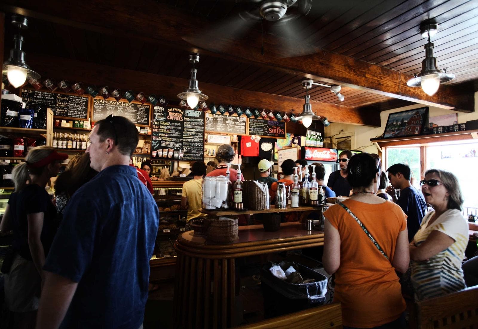 Portrait monochrome d'une éducatrice canine en plein travail